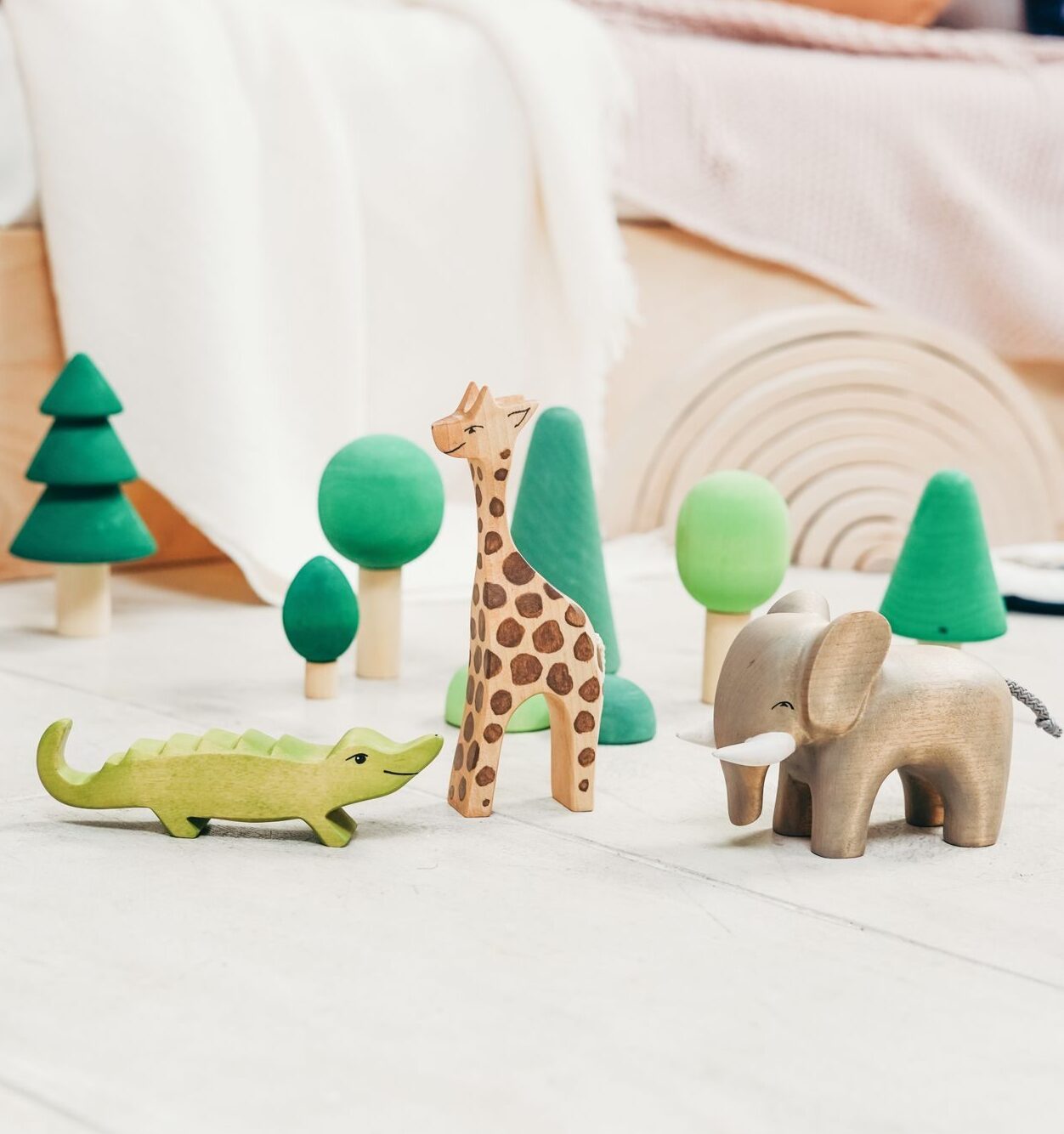 houten speelgoed krokodil giraffe en olifant.